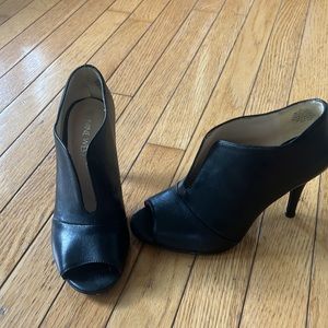 Nine West size 6 leather open tie booties